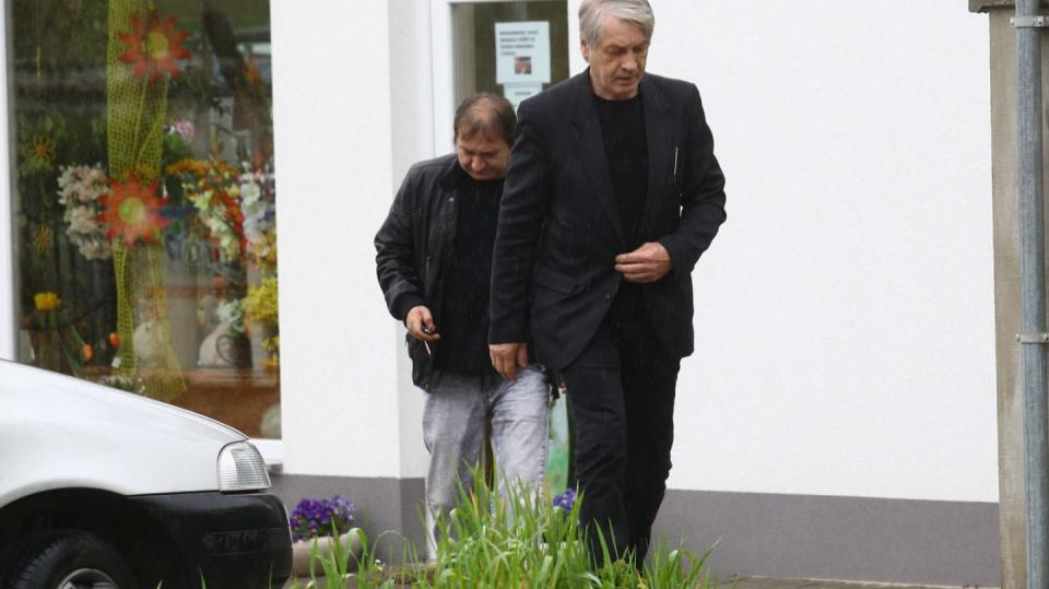 Rychtář dnes navštívil pohřební službu v Říčanech... Samozřejmě se svým kamarádem Standou....